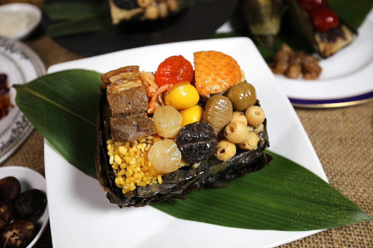 ▲台南大億麗緻酒店廣式裹蒸粽，料好餡多，包好包滿的概念（圖/記者林怡孜攝，2019,4,30）