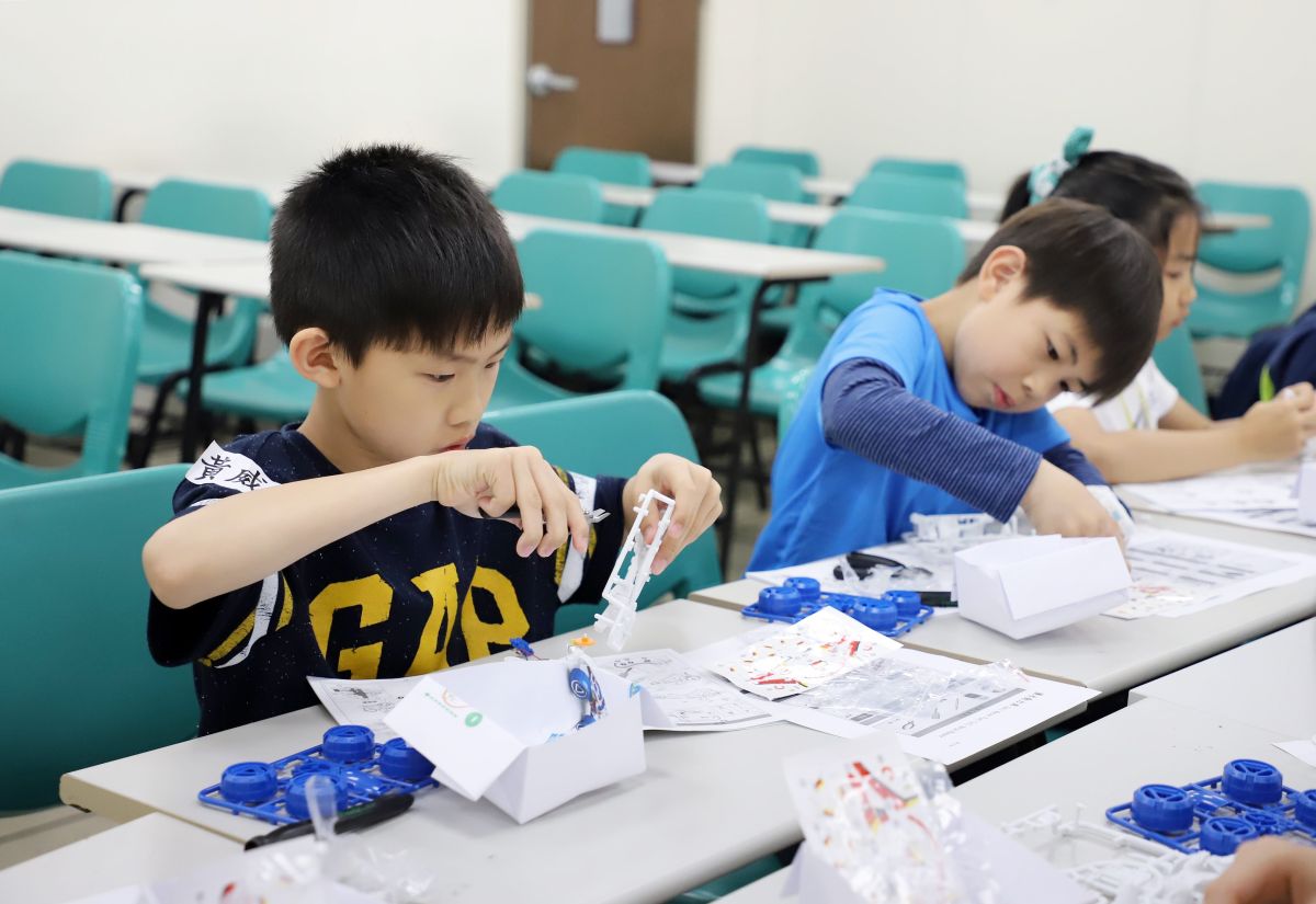 台科大資管系開設「遊戲化科普教育」課程。資管系教授盧希鵬表示，遊戲式教育不只是玩遊戲，是將課本知識與遊戲結合，透過動手實作的方式增加學習熱情，從玩樂中了解科學應用方法。（圖／台科大提供）