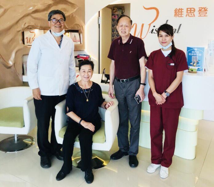 ▲張醫師為來自香港的蔡先生治療牙齒後，蔡先生感受到台灣醫療的優質水準，還帶太太前來看牙。（圖／維思登牙醫診所提供, 2019.04.30）