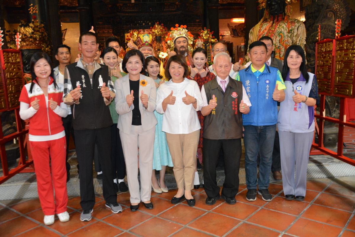 ▲劇組演員人員與來賓向城隍爺祈福。（圖／記者郭政隆攝影2019.4.30）