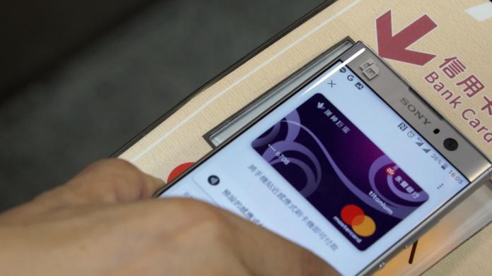 ▲手機綁定萬事達卡信用卡，也能在高雄捷運感應支付。（圖／萬事達卡提供）