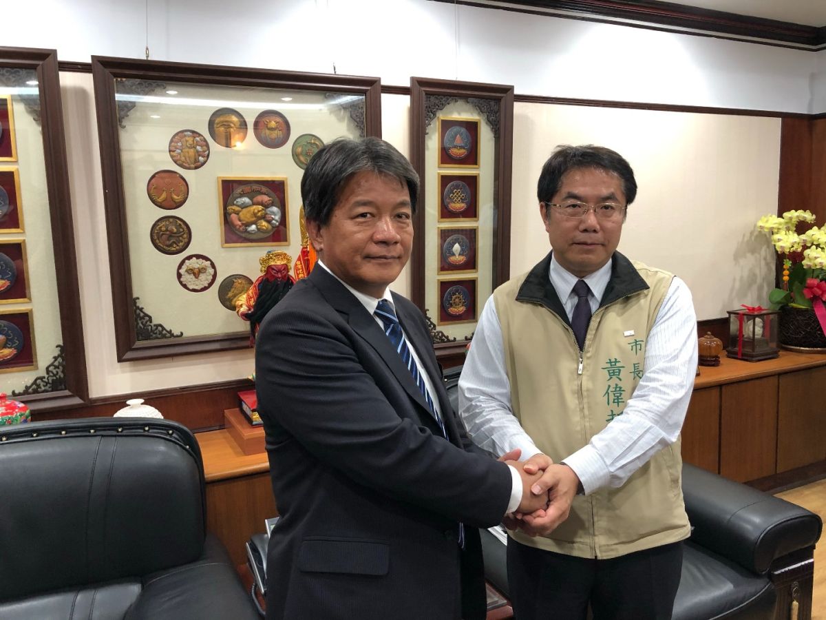 ▲連續2次被程序委員會退回議案，台南市長黃偉哲（右）趕緊拜訪台南市議長郭信良，溝通解決之方。（圖／記者陳聖璋攝，2019.04.30）