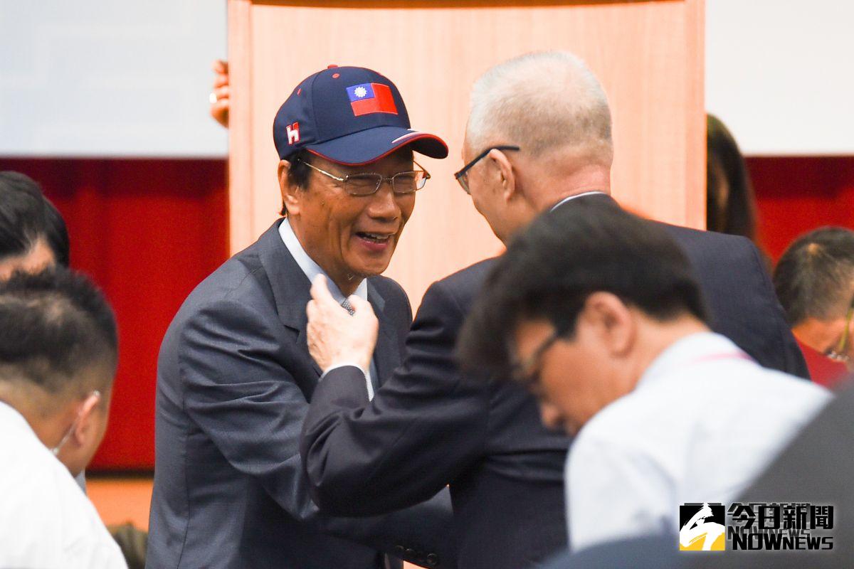 郭台銘與吳敦義握手寒暄。（圖／記者陳明安攝，2019.4.30）