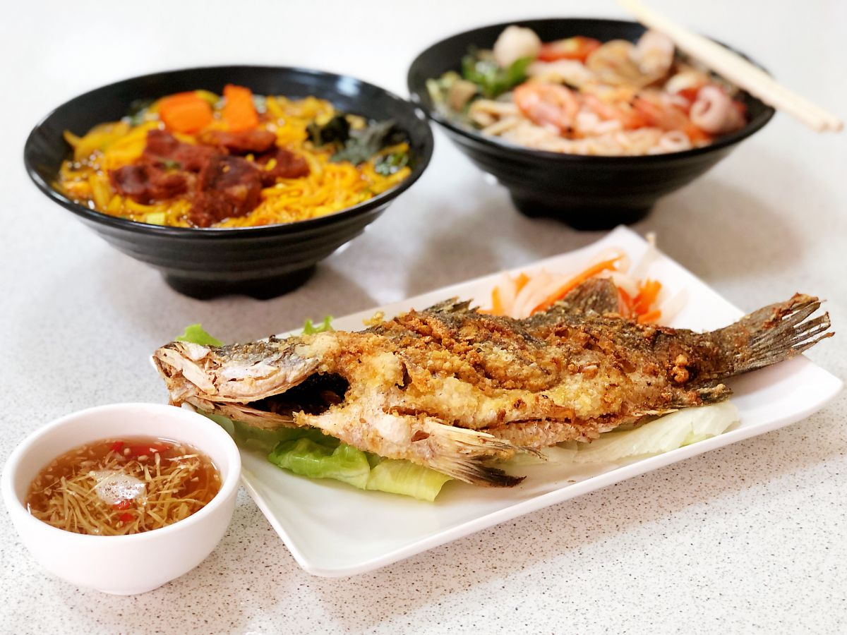 ▲超人氣檸檬香茅魚酥嫰酸香的口感，常常一上桌5分鐘就喀光光。（圖／記者陳美嘉攝）