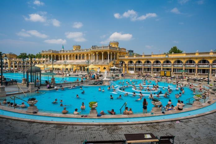 ▲匈牙利布達佩斯的塞切尼溫泉浴場是歐洲最大的宮廷浴場，浴場之中共有21個浴池，包括藥浴池與桑拿浴等，巴洛克建築搭配湛藍的泳池美得令人讚嘆。（圖／Booking.com提供）