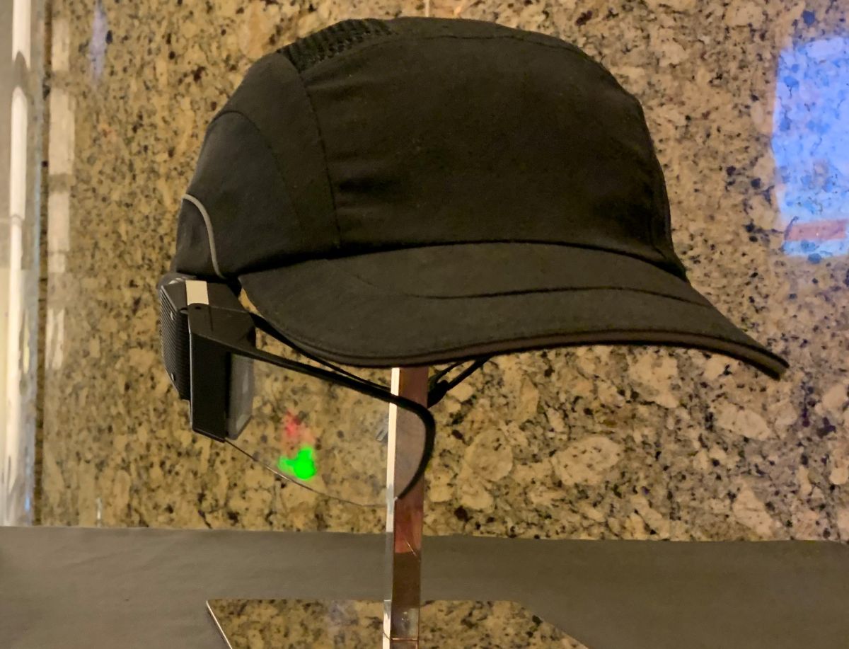 ▲TI今(30)日分享透過先進DLP技術，戴上圖中的穿戴式裝置就能讓你成為鋼鐵人瀏覽所需的資訊。（圖／記者劉士成攝 , 2019.04.30）