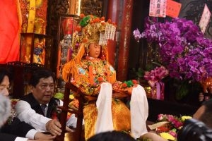 將媽祖請出神龕。（圖／林柏年攝）