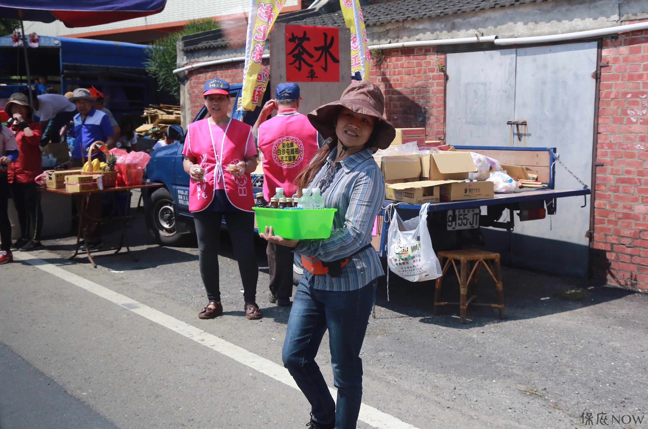 路邊提供茶水、點心的信眾。（圖／記者葉政勳攝）