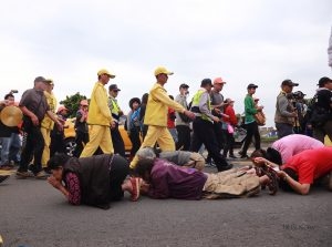 大甲鎮瀾宮執士團團員虔誠地等待白沙屯媽祖。（圖／記者葉政勳攝）