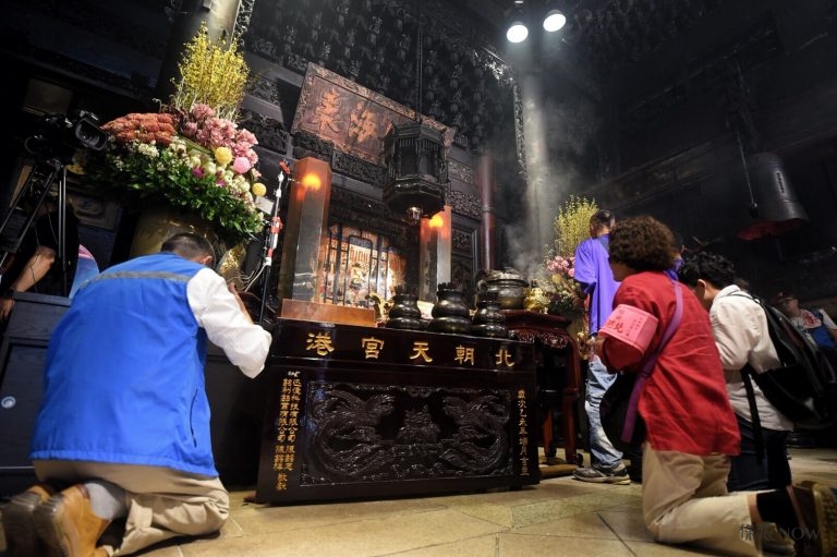 許多香燈腳們一早就到北港朝天宮參拜北港媽祖。（圖／陳明安攝）