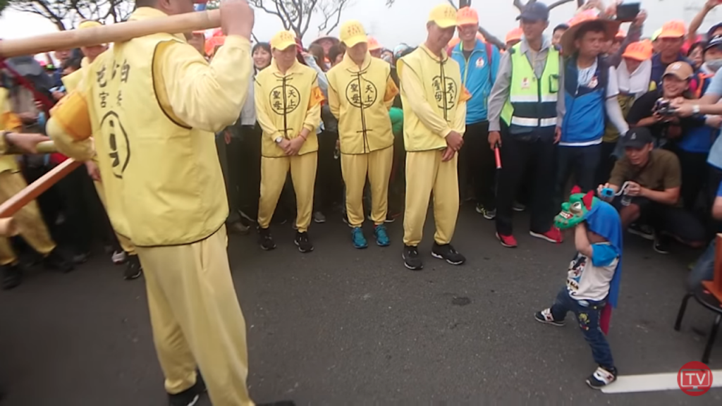 媽祖鑾轎遇可愛小朋友擋駕，媽祖停下共歡。（圖／白沙屯網路電視台）