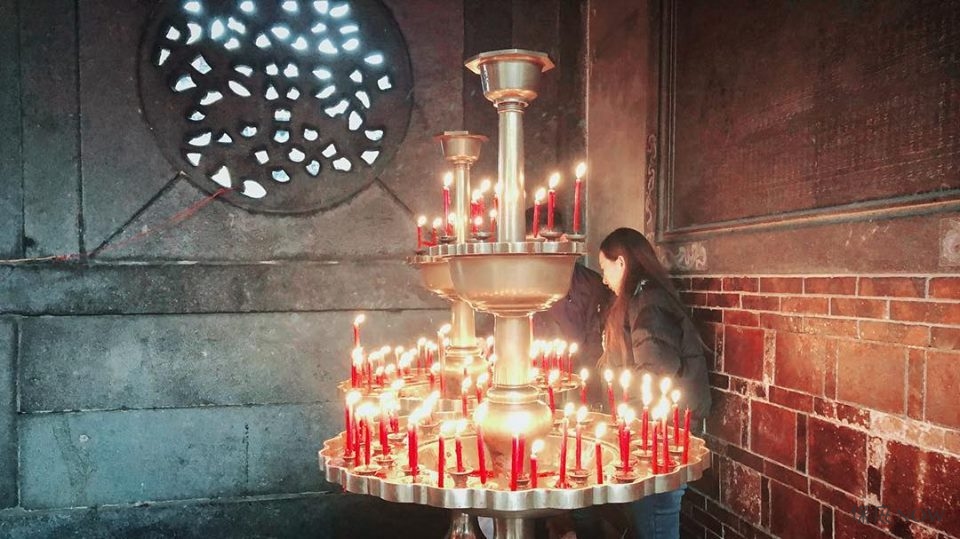 大龍峒保安宮蠟燭座。(圖/記者連宜方攝)