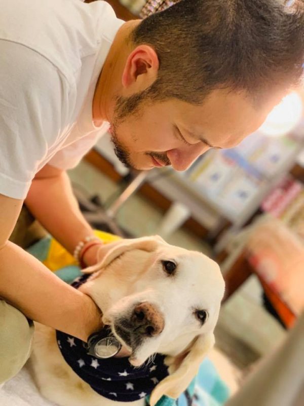 九把刀與愛犬柯魯咪。（圖／翻攝自九把刀 Giddens Ko臉書）