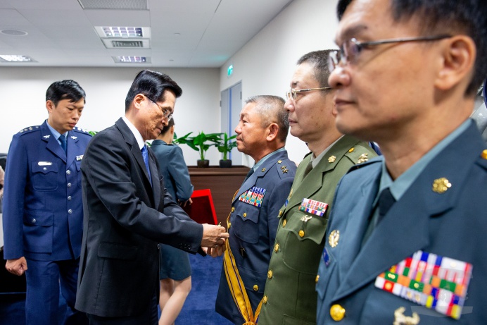 ▲ 嚴部長獎勉陸軍副司令郝以知中將等三位屆退將官，表彰軍旅期間的卓越表現。（軍聞社記者呂尚俞攝）