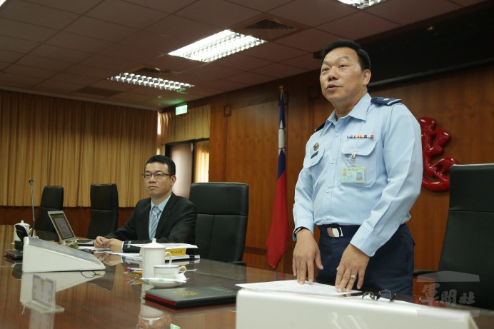 ▲ 國防部法律事務司副司長沈少將主持「法國軍事司法制度簡介」專題講演。（軍聞社記者李忠軒攝）