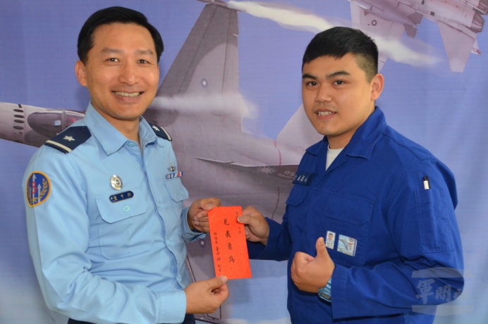 ▲ 空軍第三聯隊聯隊長董少將表揚見義勇為的二兵泰彥明。（空軍第三聯隊提供）