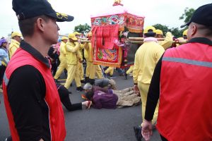 白沙屯媽祖為大甲媽的執士團賜福。（圖／記者葉政勳攝）