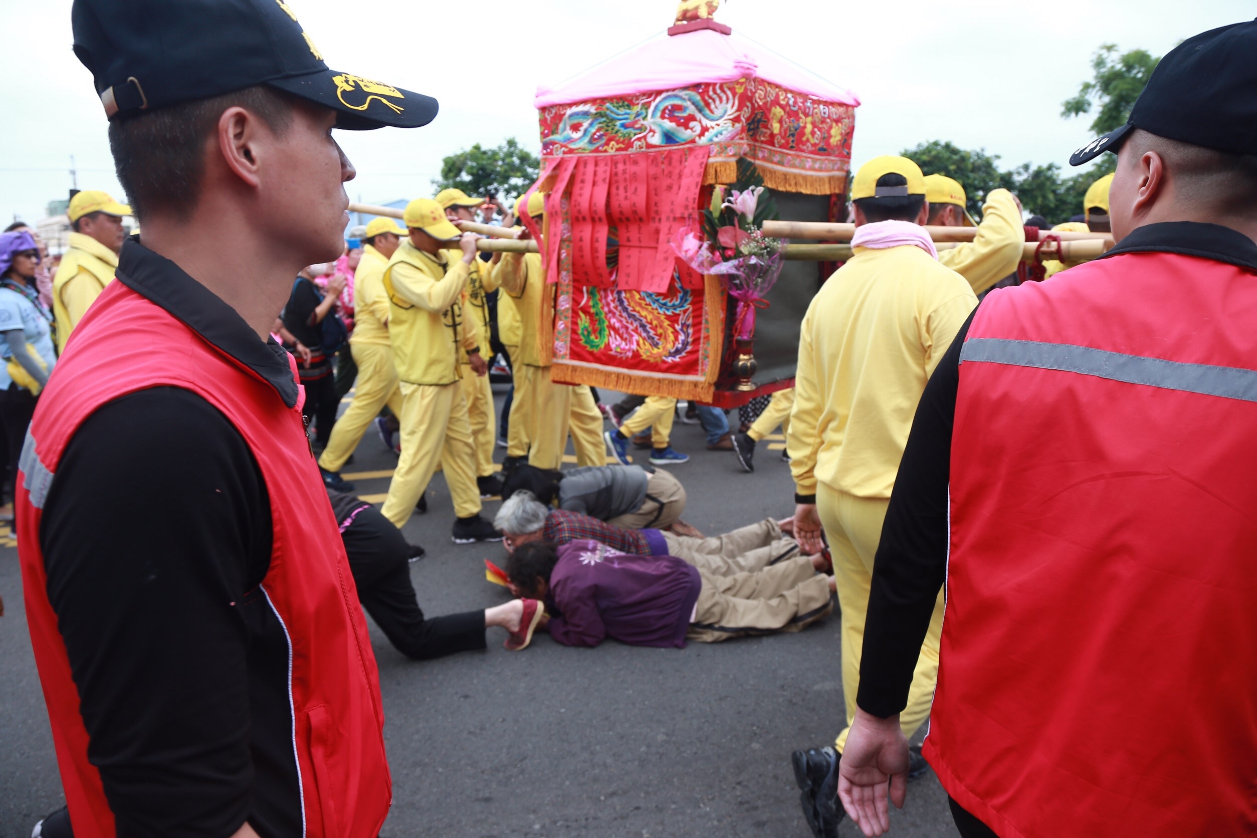 白沙屯媽祖為大甲媽的執士團賜福。（圖/記者葉政勳攝）