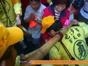 白沙屯媽祖為腳傷婦人賜福。（圖／白沙屯媽祖婆網站）