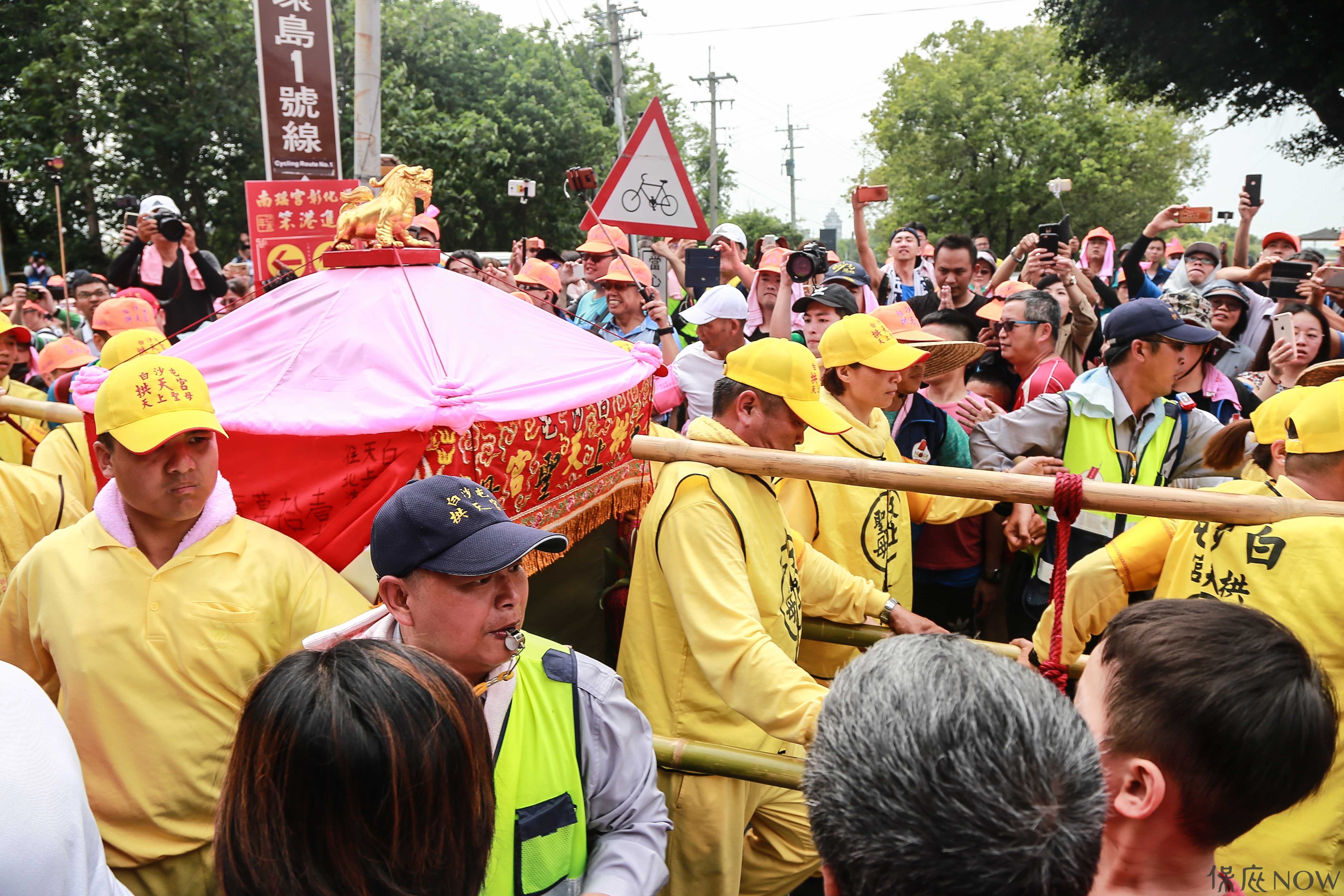 白沙屯媽祖鑾轎準備通過西螺大橋。（圖／記者葉政勳攝）