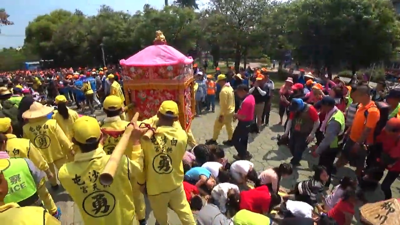 媽祖婆停駕客厝國小，庇佑小朋友。（圖／白沙屯媽祖網路電視台）