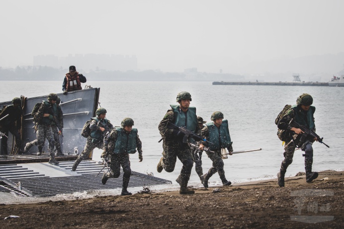 ▲ 海軍陸戰隊66旅進行灘頭突擊訓練。（軍聞社記者徐振威攝）