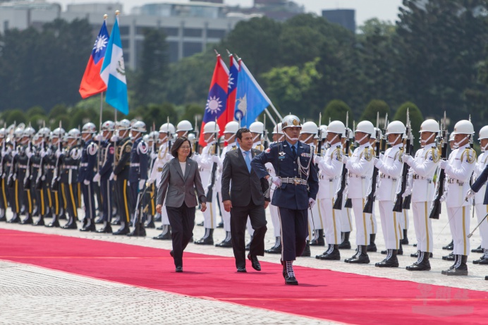 ▲ 總統蔡英文30日與瓜地馬拉共和國總統莫拉雷斯（Jimmy Morales）共同校閱三軍儀隊。（軍聞社記者周昇煒攝）