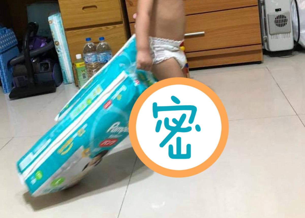 ▲一位母親為了讓兒子在家也能有鞋子穿，她親手替兒子改造一雙專屬的室內拖鞋，照片曝光後讓網友們看了直呼「好療癒！」（圖／翻攝自爆廢公社）