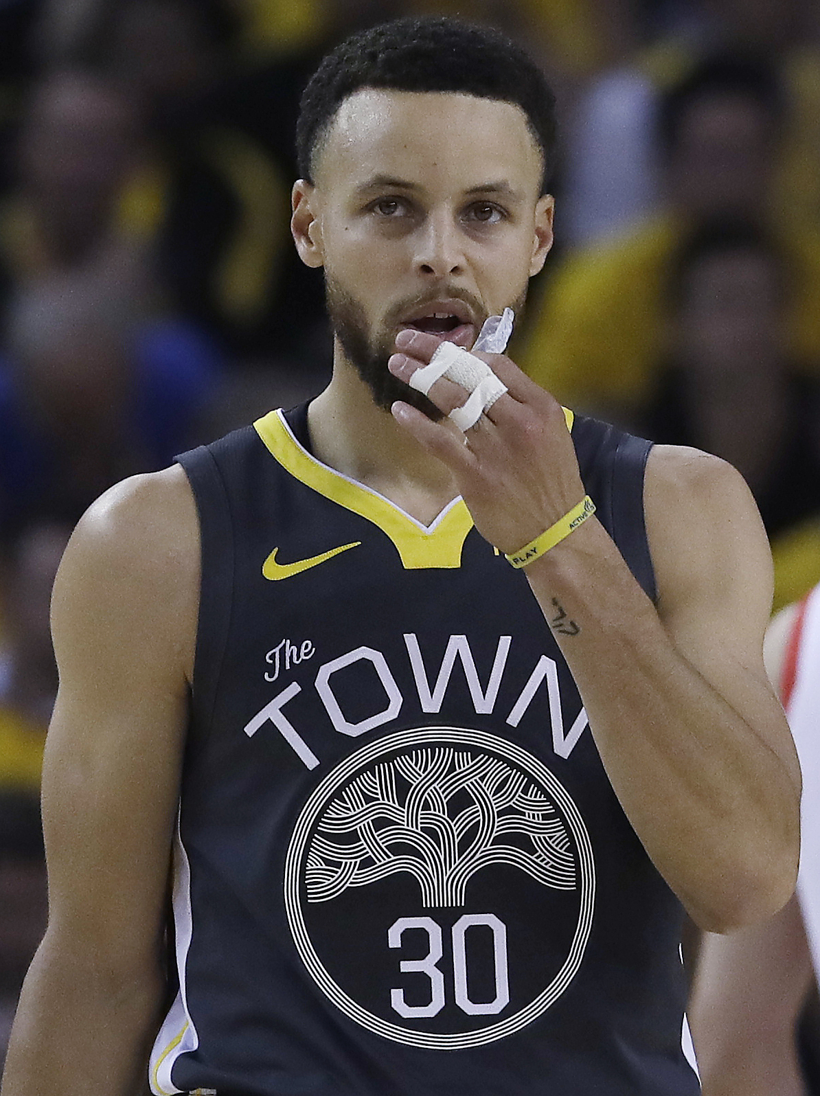 ▲勇士Stephen Curry手受傷。（圖／美聯社／達志影像）
