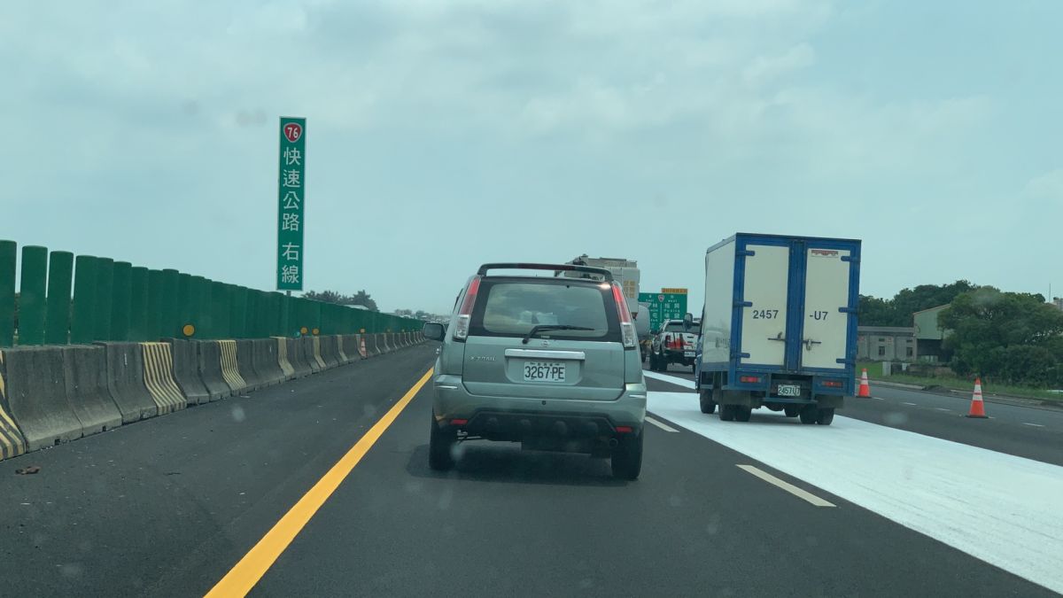 ▲國1戰備道路面配合漢光35號演習戰機起降演練，南下車道之所以提早封閉，主要是要將中央分隔島的水泥製紐澤西護欄吊離。（圖／記者陳雅芳攝，2019.05.01）