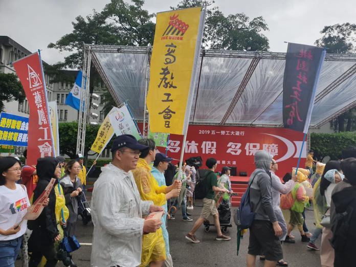 ▲五一勞工大遊行今（ 1 ）日登場，多個勞工團體訴求「多休假、多保障」，即使台北市從清晨開始下雨，但勞工團體仍穿上雨衣上街頭爭權益。（圖／台灣高等教育產業工會）