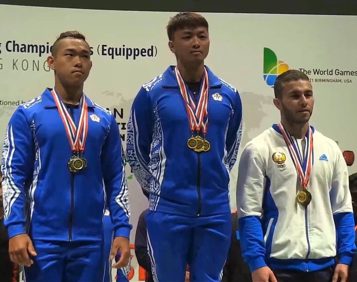 ▲高苑科技大學休閒運動管理系學生鄭又睿(中)參加2019亞洲盃健力錦標賽青年組74kg組，獲得蹲舉、硬舉、總合三項冠軍之殊榮。(圖／高苑科技大學提供) 