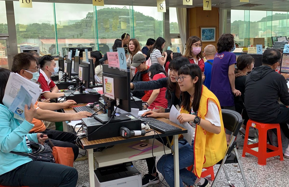 ▲107年綜所稅結算申報首日，各地國稅局湧入人潮，網路申報健保卡註冊登入一度卡卡。（圖／記者顏真真攝，2019.5.1）