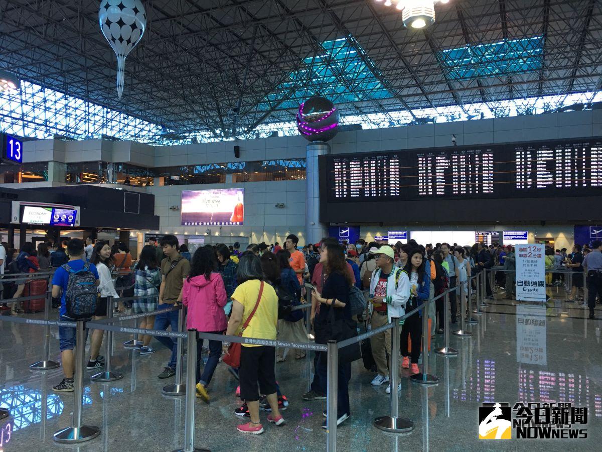 ▲桃園國際機場公司統計今（14）日旅客運量，全日出入境旅客預報7萬2316人次，再創解封後新高。（圖／NOWnews資料照）