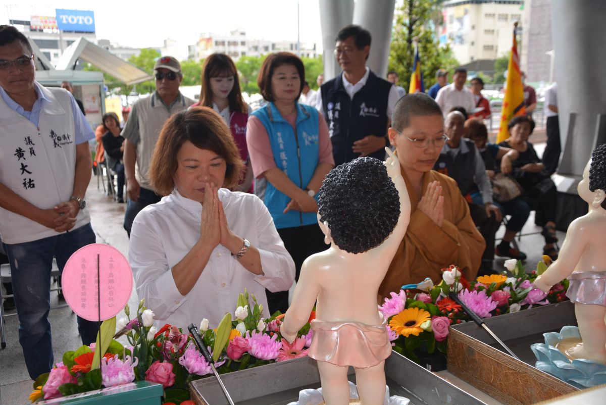 ▲黃敏惠市長及覺禹法師率先以香湯為悉達多太子像沐浴。（圖／記者郭政隆攝影2019.5.1）