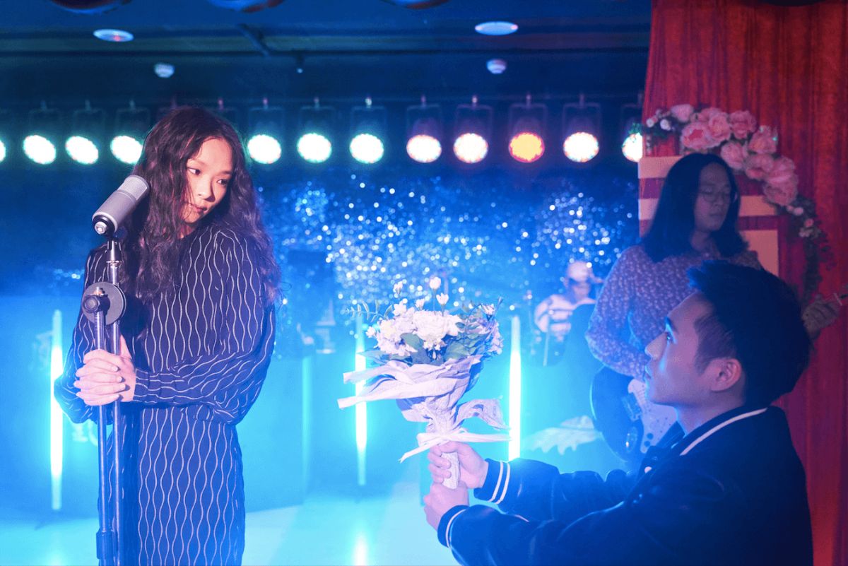 ▲新人歌手余佩真首波單曲〈昏你〉，找來亂彈阿翔合作。（圖／亞神音樂提供）
