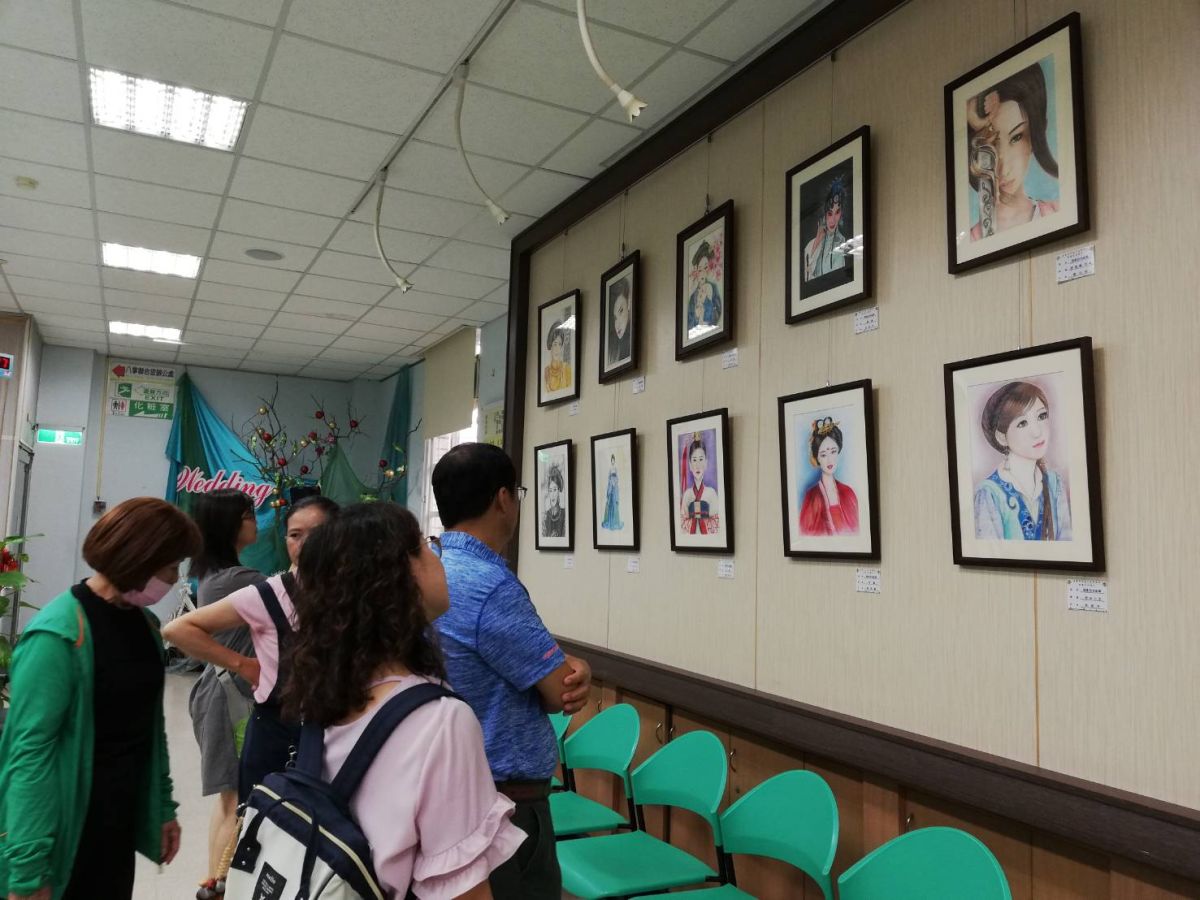 ▲嘉義巿西區戶政事務所「藝之牆」上出現了許多古典美人，吸引洽公民眾眼球。（圖/記者邱嘉琪攝，2019.05.01）