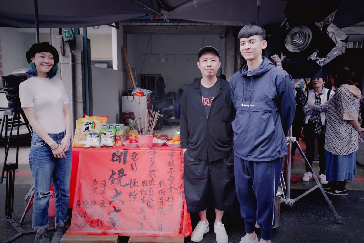 ▲謝欣穎（左）染「綠藍髮」，林柏宏剪「Ｖ瀏海」（右）。（圖／牽猴子）