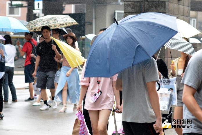 ▲氣象局表示，今（ 2 ）日鋒面雖然已經南移至巴士海峽，不過各地仍有短暫陣雨的機率，提醒民眾出門記得攜帶雨具備用。（圖／NOWnews資料圖片）