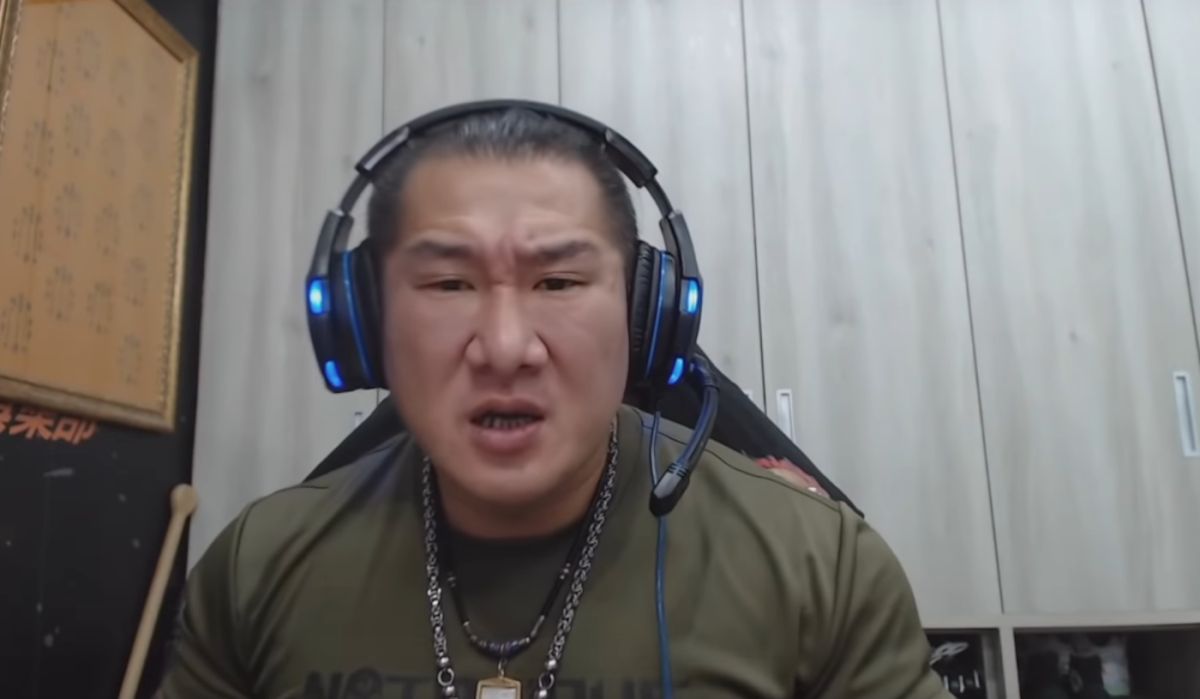 ▲「館長」陳之漢不滿在直播痛批自經區是「賣國條款」，更要立委有本事來當生意人，再來談論自經區。（圖／翻攝自 YouTube ）