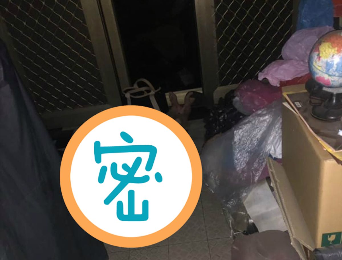 ▲一名男網友昨（ 1 ）日凌晨 4 點返家，卻見一名穿著黑色連身短洋裝的陌生女子醉倒在家門前，嚇傻直呼「人生第一次」，並詢問廣大網友該怎麼處理。（圖／翻攝自爆廢公社）
