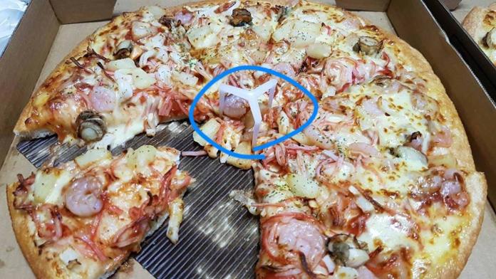 ▲披薩中央常常擺放一個白色三角架，究竟原因為何，引發網友熱議。（圖／翻攝自爆廢公社）