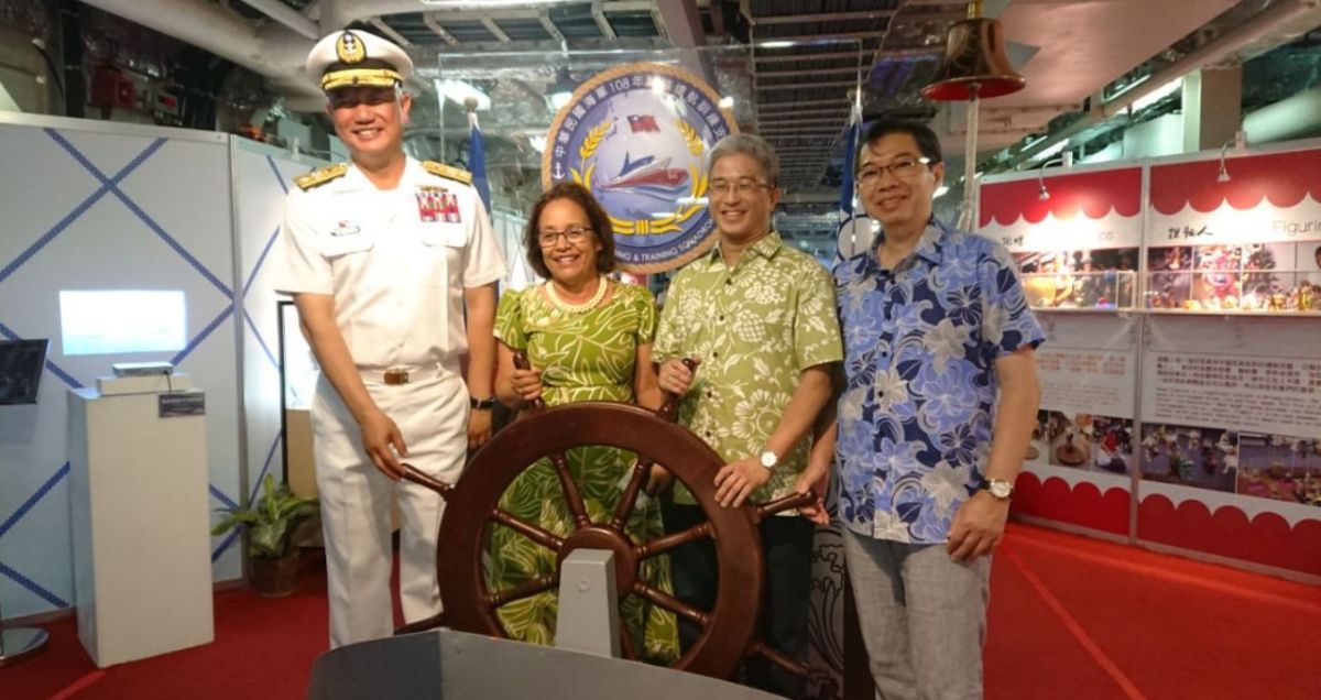 ▲外交部政務次長徐斯儉（右二）偕蕭勝中大使、我海軍王國強支隊長，陪同馬紹爾群島共和國總統海妮參觀磐石艦。（圖／外交部提供）
