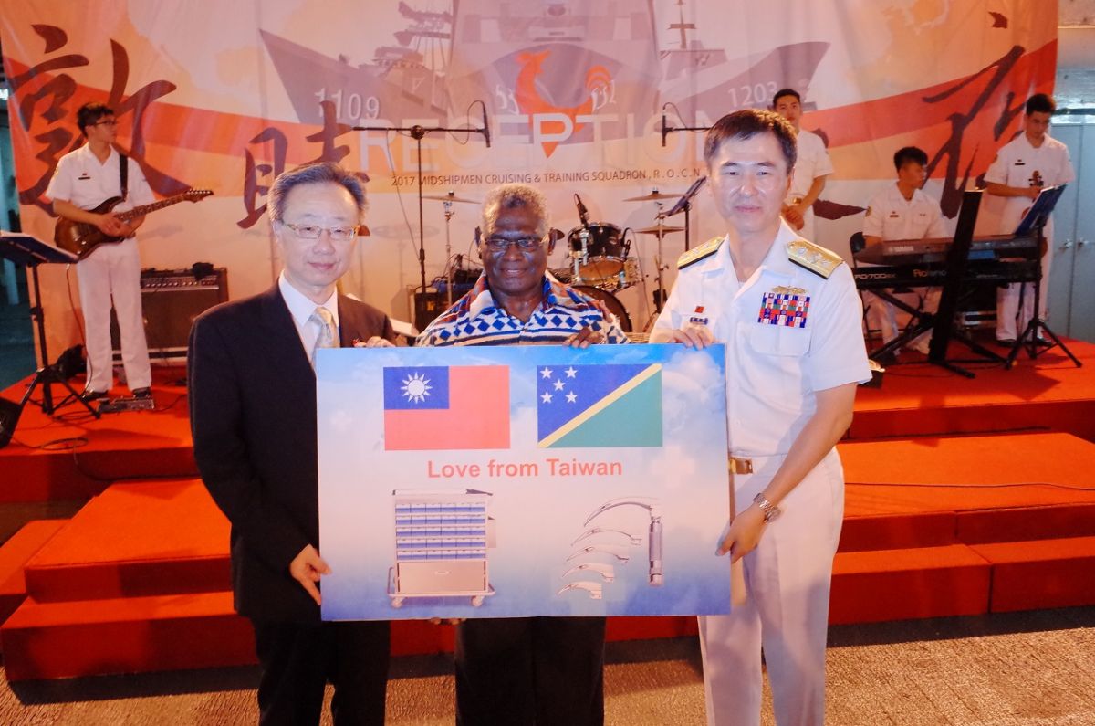 ▲2014年，海軍敦睦艦隊曾運送50噸白米等人道救援物資至索羅門賑災。（圖／翻攝自駐索羅門大使館網站）