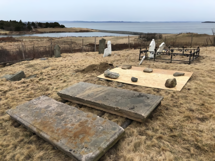 ▲加拿大有一名 20 歲的男子盧卡斯·達維（ Lucas Dawe ）卻跑到加拿大的南康塞普遜灣公墓（ Conception Bay South cemetery ）挖出一具至少已經埋葬了 100 年的屍骨。（圖／翻攝自National Post ）