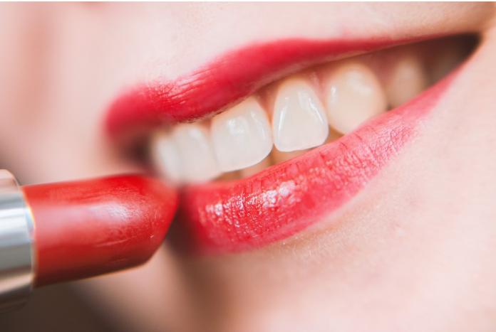 ▲多人使用同一支護唇膏或口紅，可能感染嘴唇炎、第一型單純皰疹。（示意圖／Canva） 