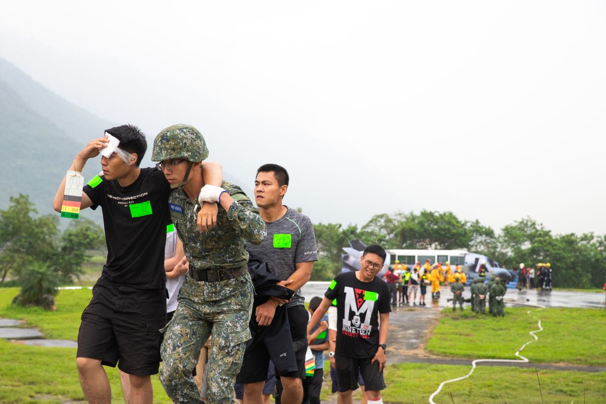 ▲為讓國軍救災服裝能兼具舒適性，國防部研擬新救災服裝。圖為花蓮民安5號演習，陸軍花防部官兵協助受難民眾撤離現場。（圖／軍聞社提供, 2019.5.2）