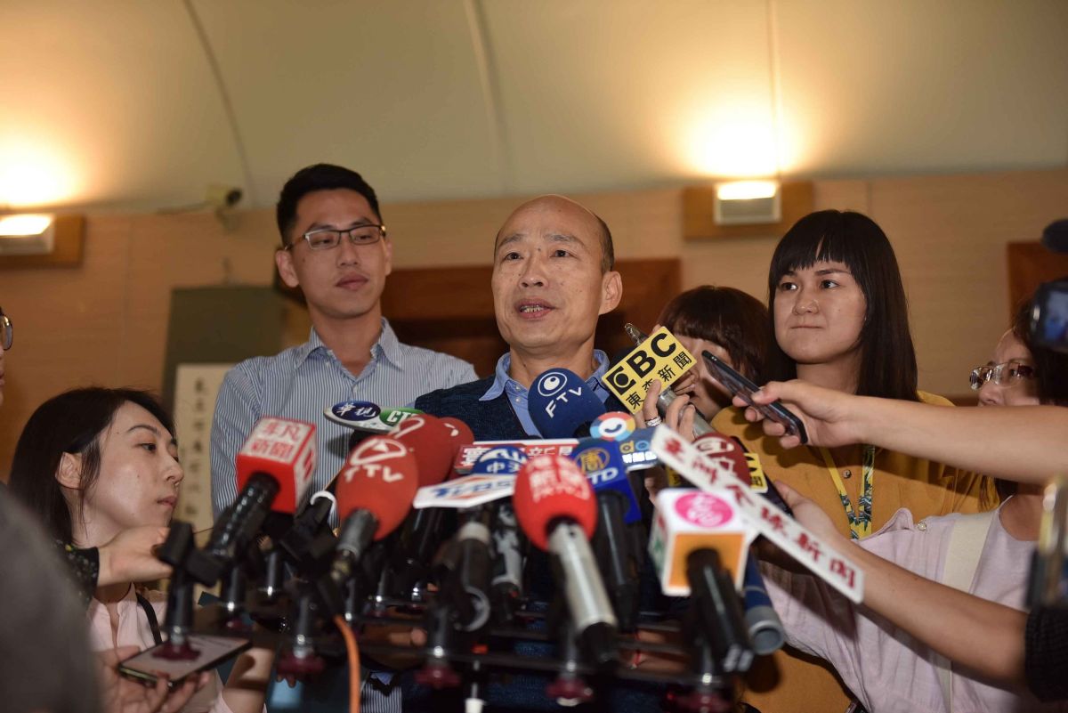 ▲有網路留言揚言要對高雄市長韓國瑜及其家人不利，高雄市警方加強韓國瑜的維安，韓國瑜強調，個人安全的維護盡量越簡單越好，他的家人也都很平常心。（圖／高市府提供）