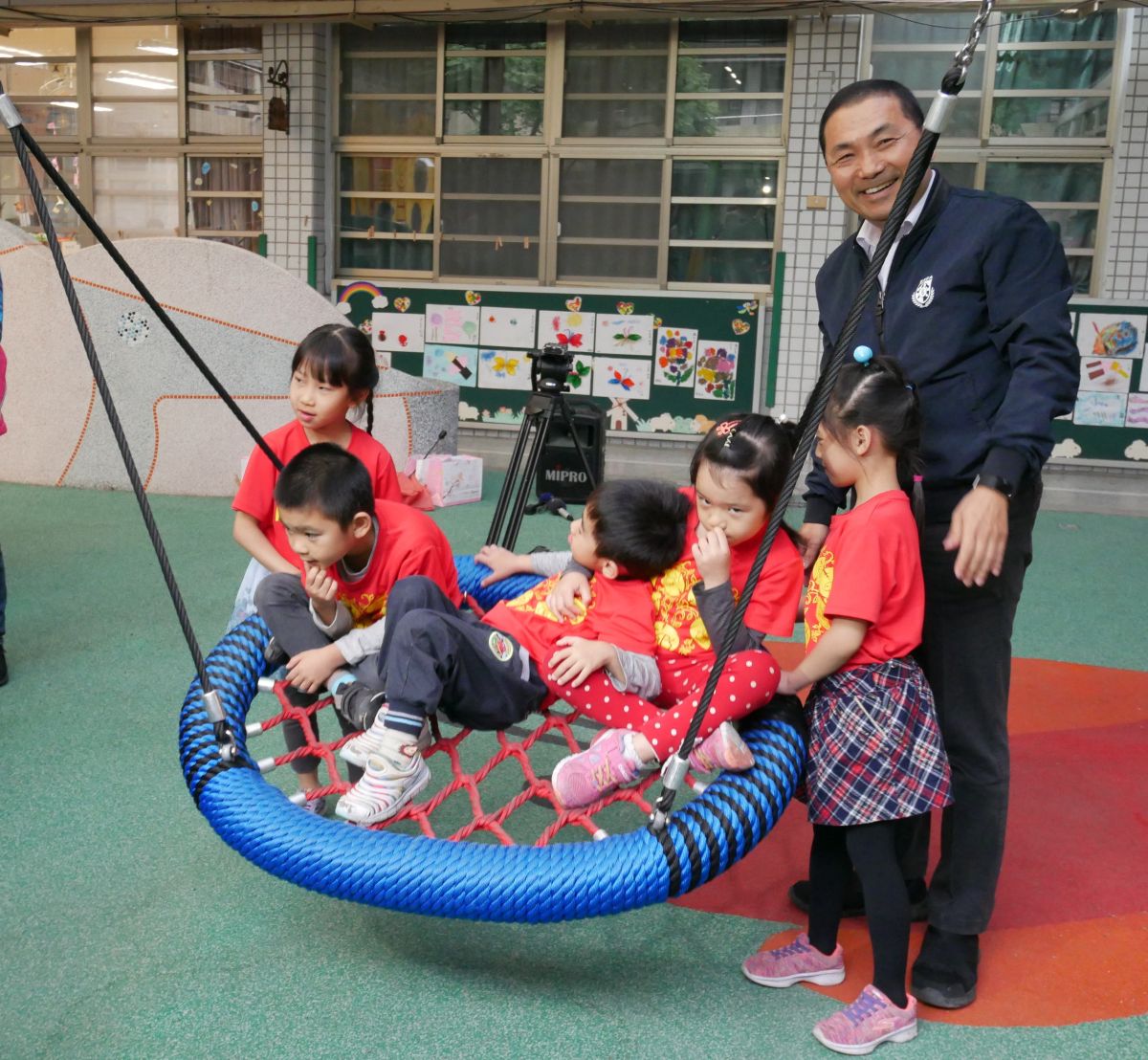 ▲新北市中港國小附設幼兒園設置全新北第一座特色共融兒童遊戲場。（圖／新北市教育局提供）