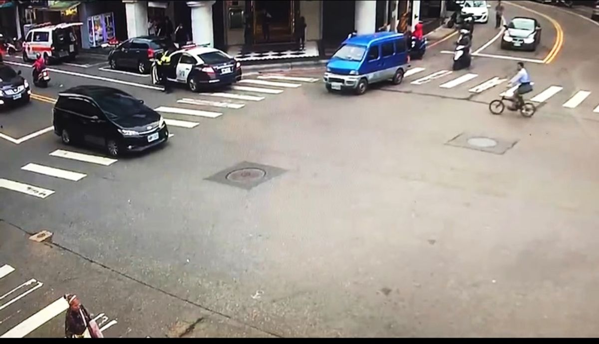 ▲中壢區某KTV傳出21歲何姓男子疑因與人發生爭致，遭對方糾眾持開山刀追砍，最後昏倒路旁，送醫後仍然不治。（圖／中壢分局提供, 2019.05.02）